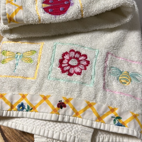 White Decor Bath Towel Set of 4 - Picture 6 of 7